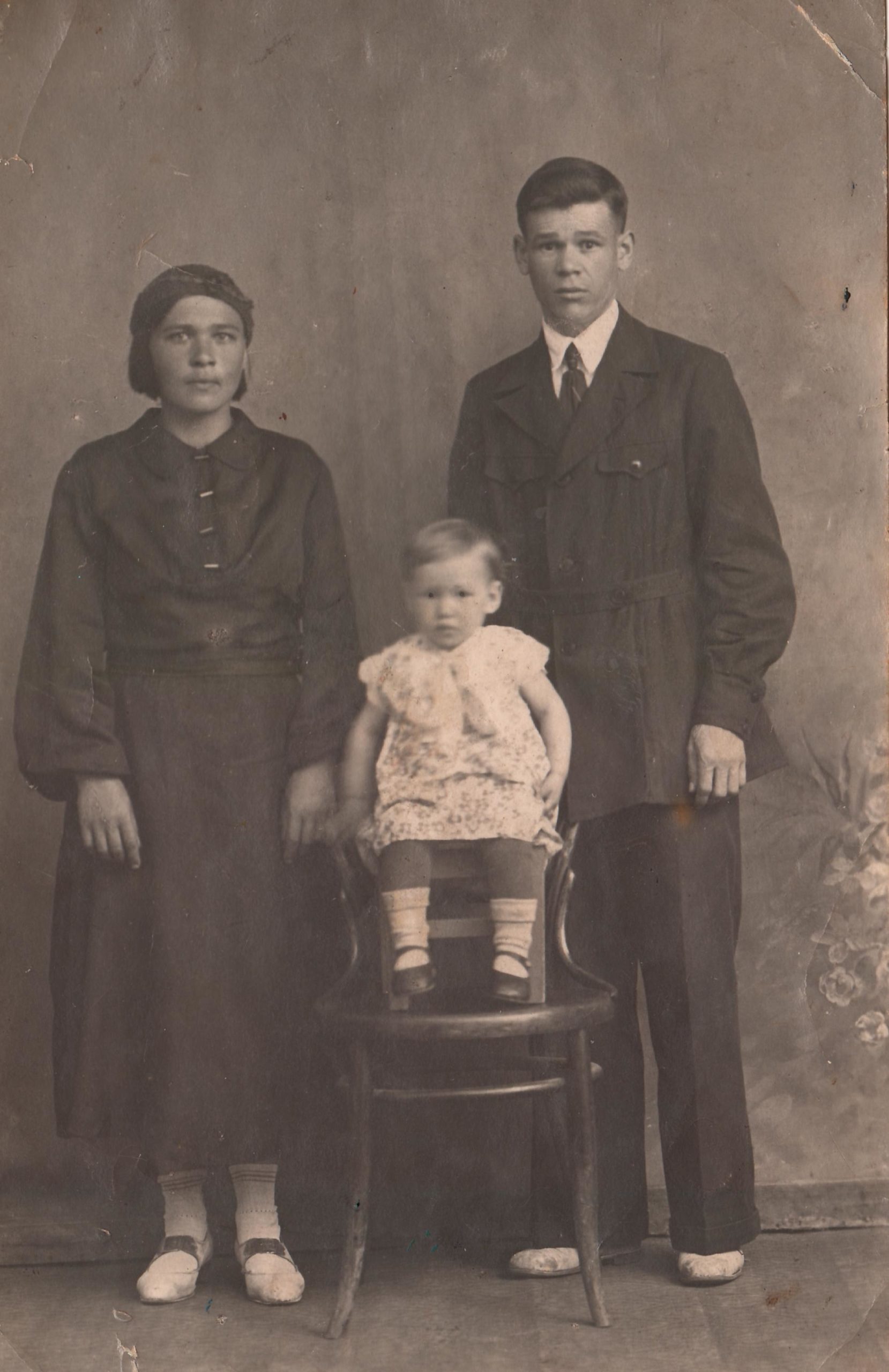 С женой Кондаковой Ульяной Андреевной и дочкой Алевтиной 1941 г.