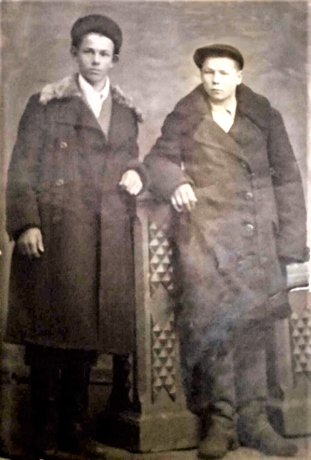 Николай Сиднев с другом Сергеем Кочуровым, Сарапул,1941г. Семейный архив Н.М. Малковой (Сидневой)