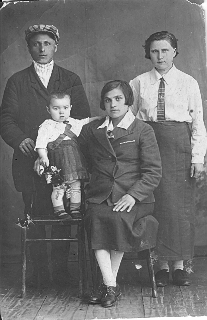 Семья Назарихиных.  Фото из семейного архива