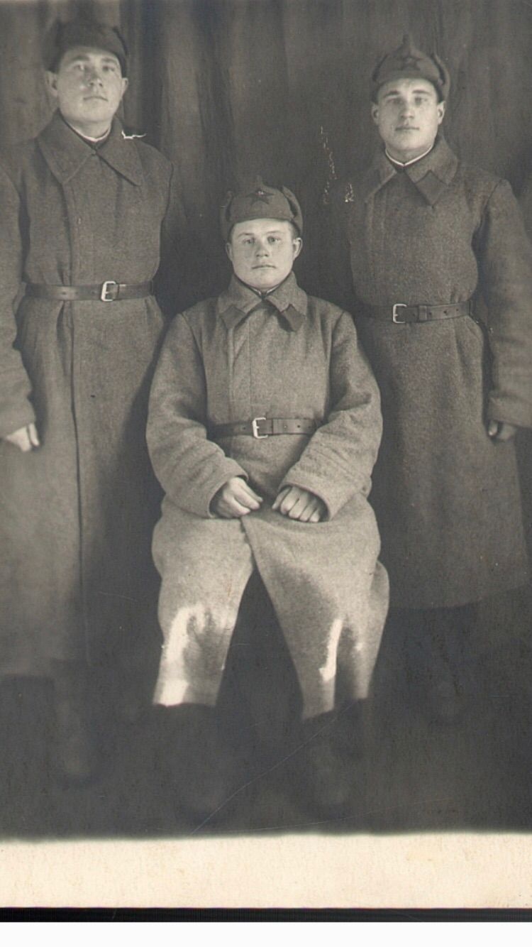 С фронтовыми друзьями. А.Я. Котов в центре, 1940г.