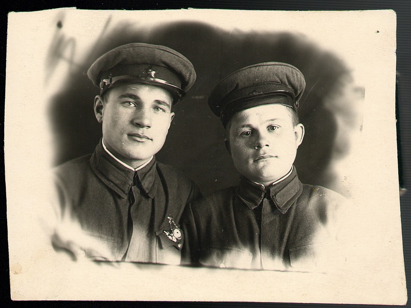 А.Я. Котов (справа) с сослуживцем