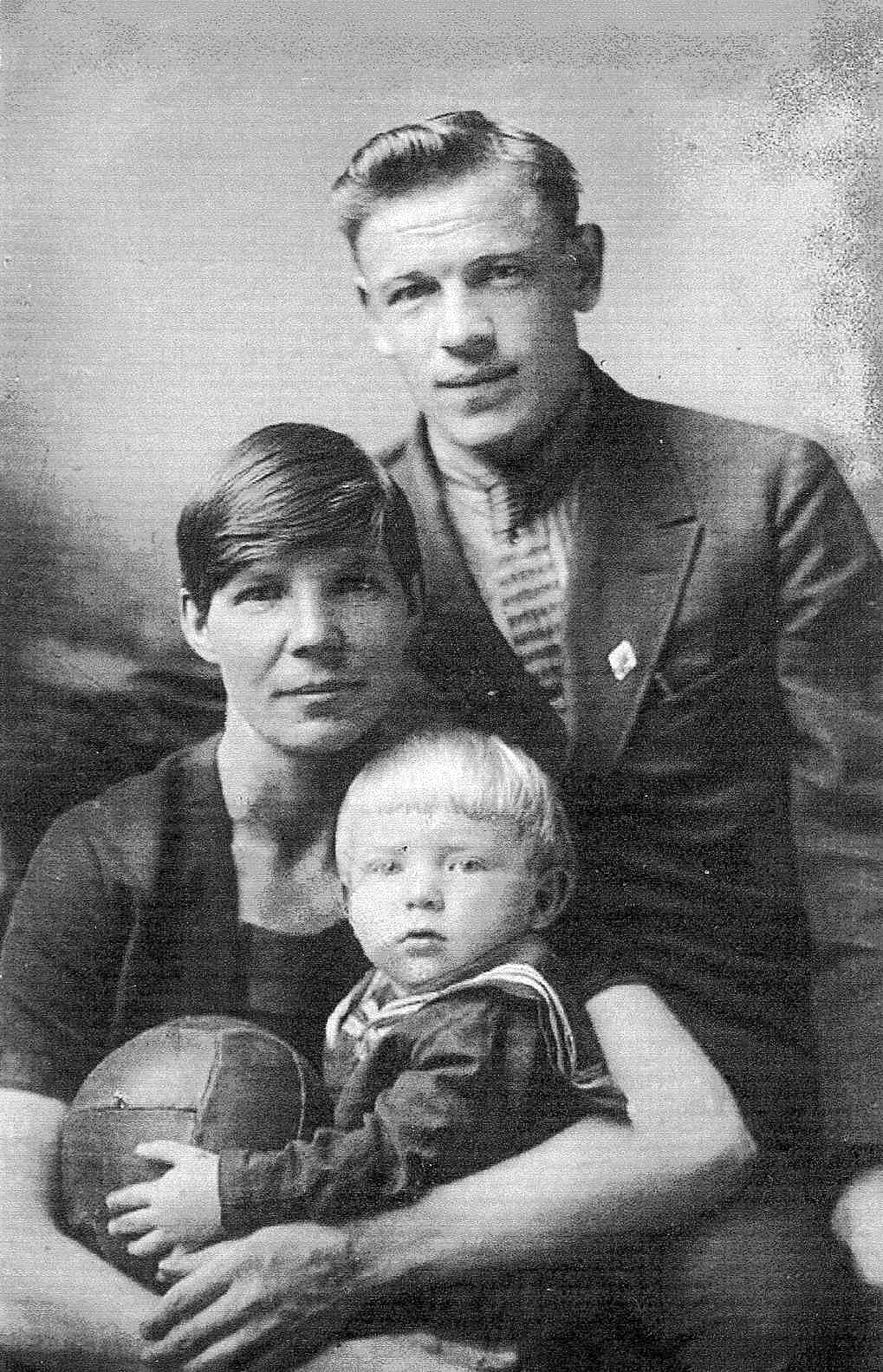 Николай Изергин с женой и сыном. Сарапул,1932г. Семейный архив А.А. Метешкина, г. Харьков