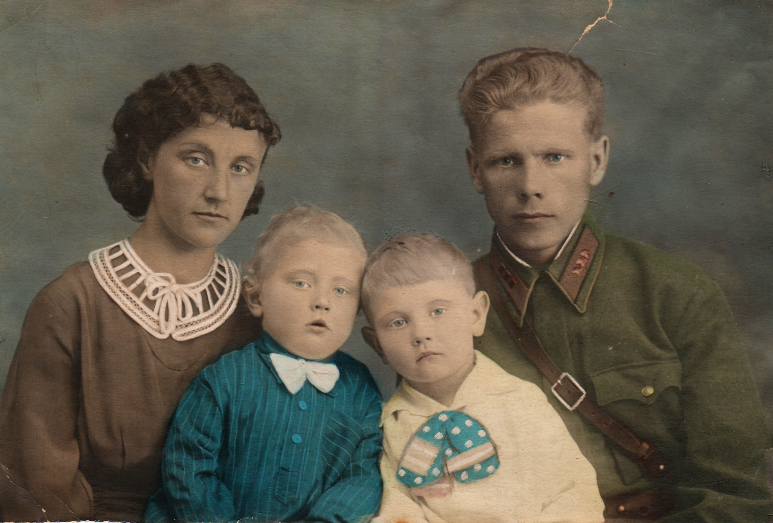 Алексей Васильевич Соболев с женой Людмилой Степановной и детьми Юрием и Евгением. Фото из семейного архива