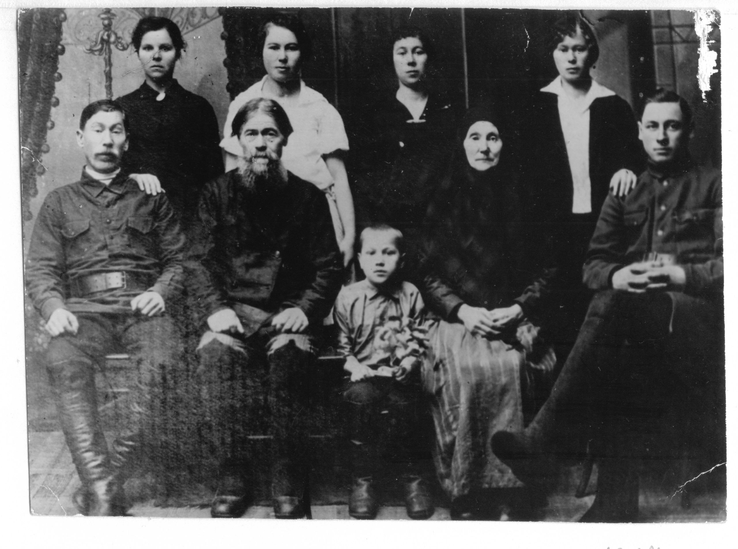 Семья Галановых, 1927г. Павел Игнатьевич сидит крайний справа. Семейный архив И.М.Траткановой