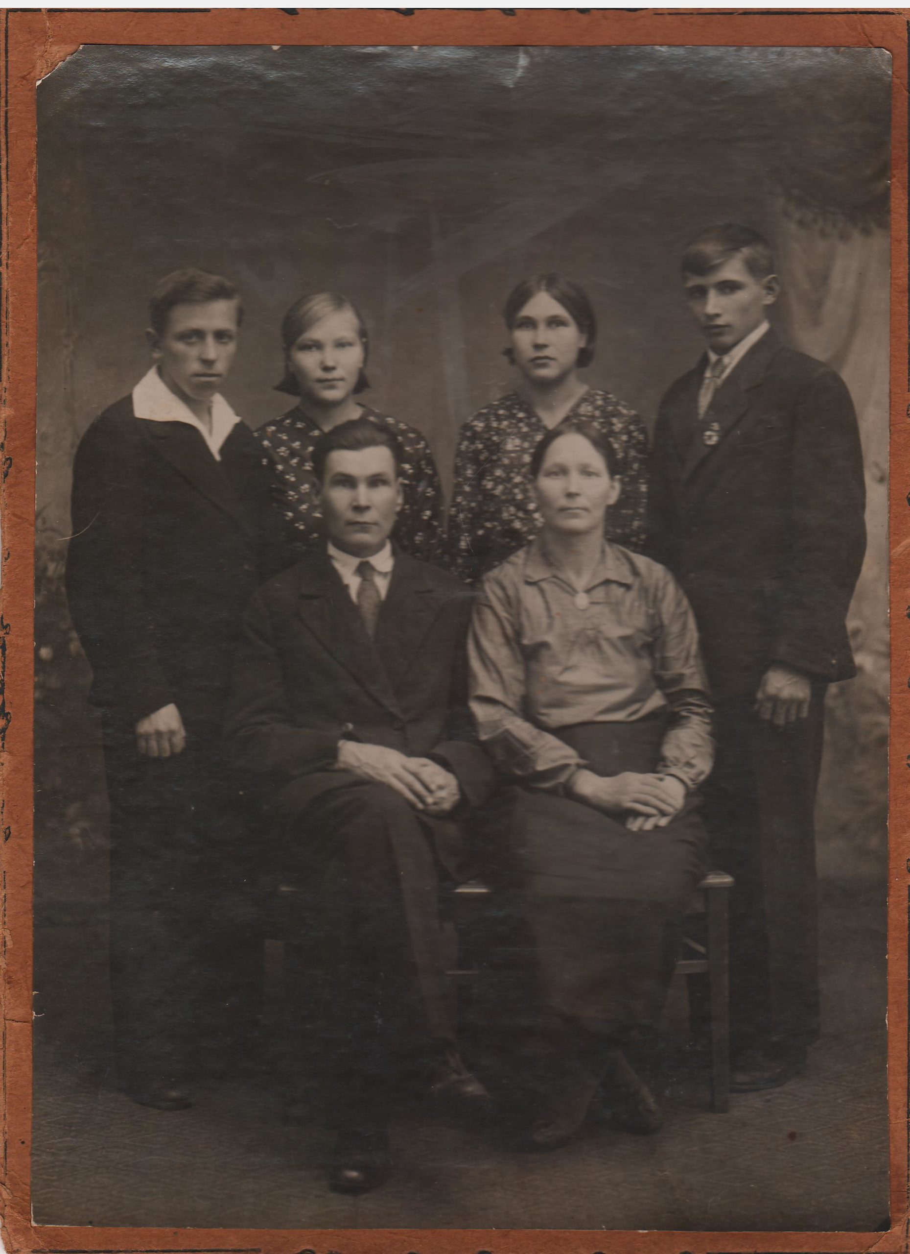 Семья Дюпиных. Леонид Лукьянович стоит слева. Семейный архив В.Л. Дюпина