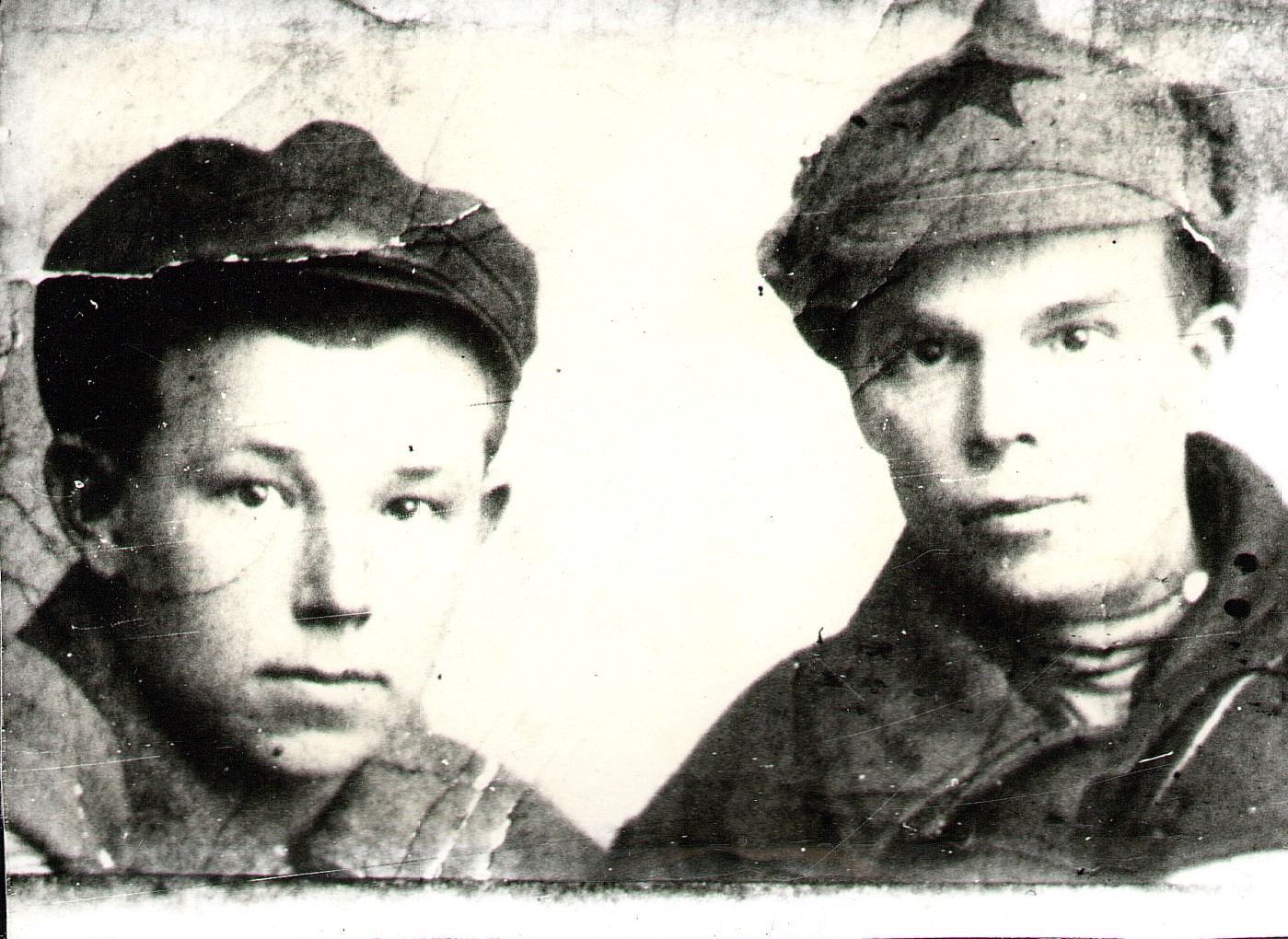 Петр Васильевич Решетников (справа) с братом Николаем. МИКСП. Ф. НВ-11861-123