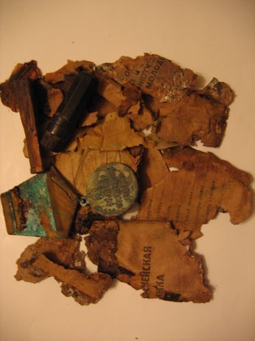 Медаль и фрагменты документов, найденные на месте гибели Котова А.Я.