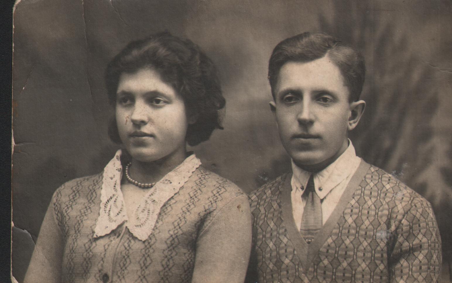 Мельников Анатолий Львович с сестрой, январь 1932 г.