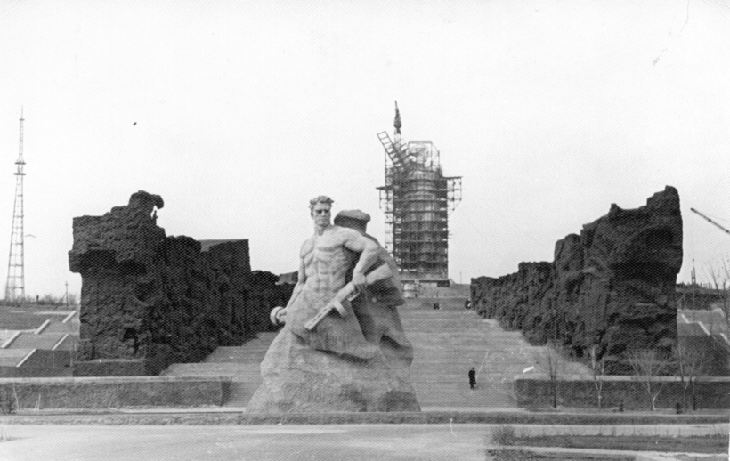 Начало строительства памятника «Героям Сталинградской битвы»