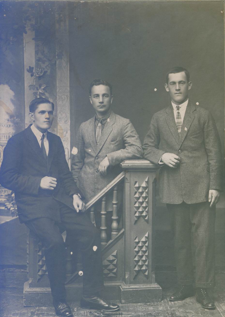 Михаил Александрович Седельников (слева) с товарищами, 1929г. УПДААС. Ф. Р-750, оп. 1ф, д. 58
