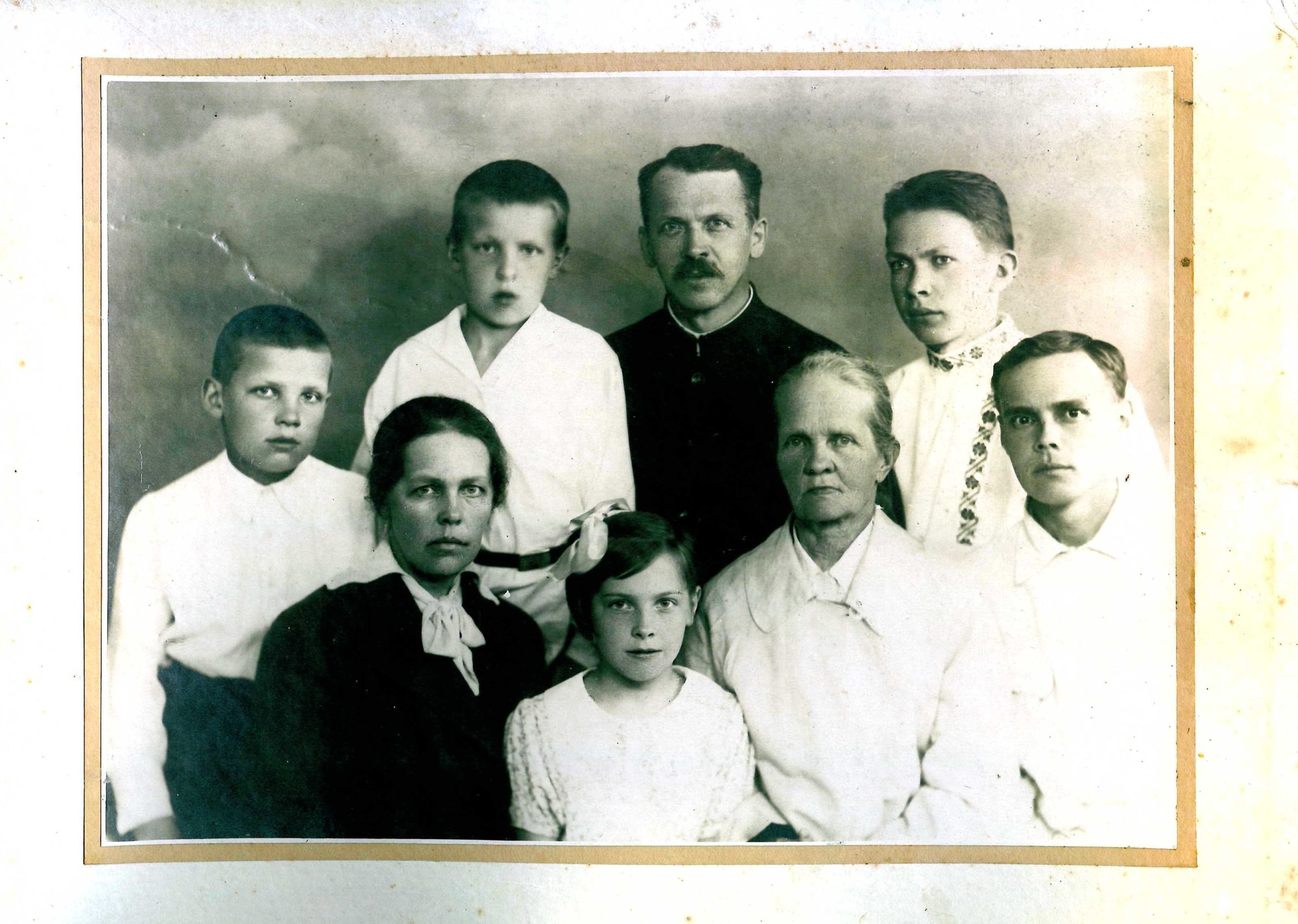 С.В.Дыньков (крайний справа) с матерью и семьей сестры Ольги. Семйный архив академика А.А. Бодалева
