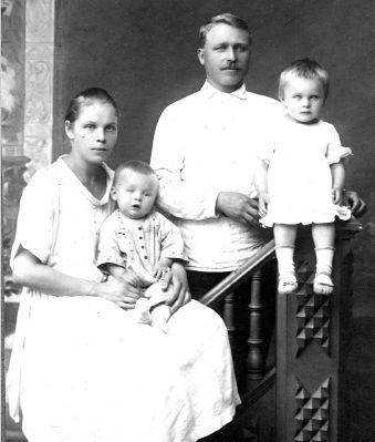Иван Петрович Павлов с женой и детьми (Артемий на коленях у матери). Сарапул, 1924г. Фото из книги