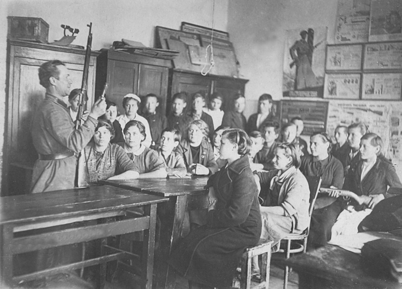 Виктор Александрович Валов стоит 2-й справа, 1941г.,фото из семейного архива