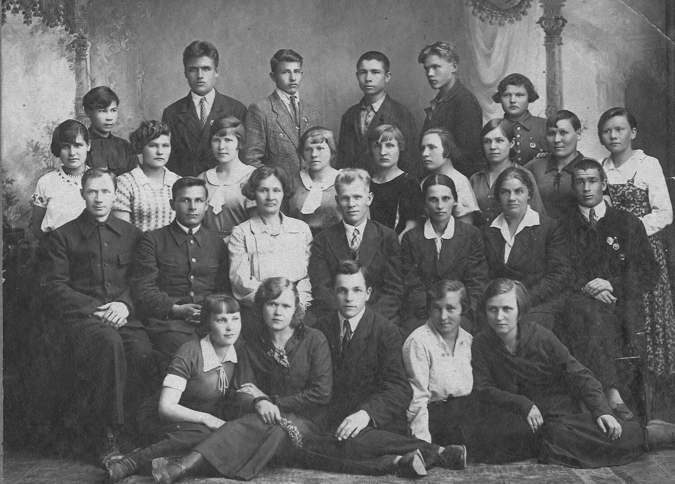 Александр Лапихин (4-й ряд, второй слева). Сарапульское педагогическое училище, 1937г. Музей Сарапульского педагогического колледжа