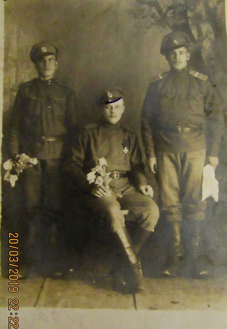 К.П. Чешуин в центре. Фото времен Первой мировой войны. Семейный архив О.Л.Малининой