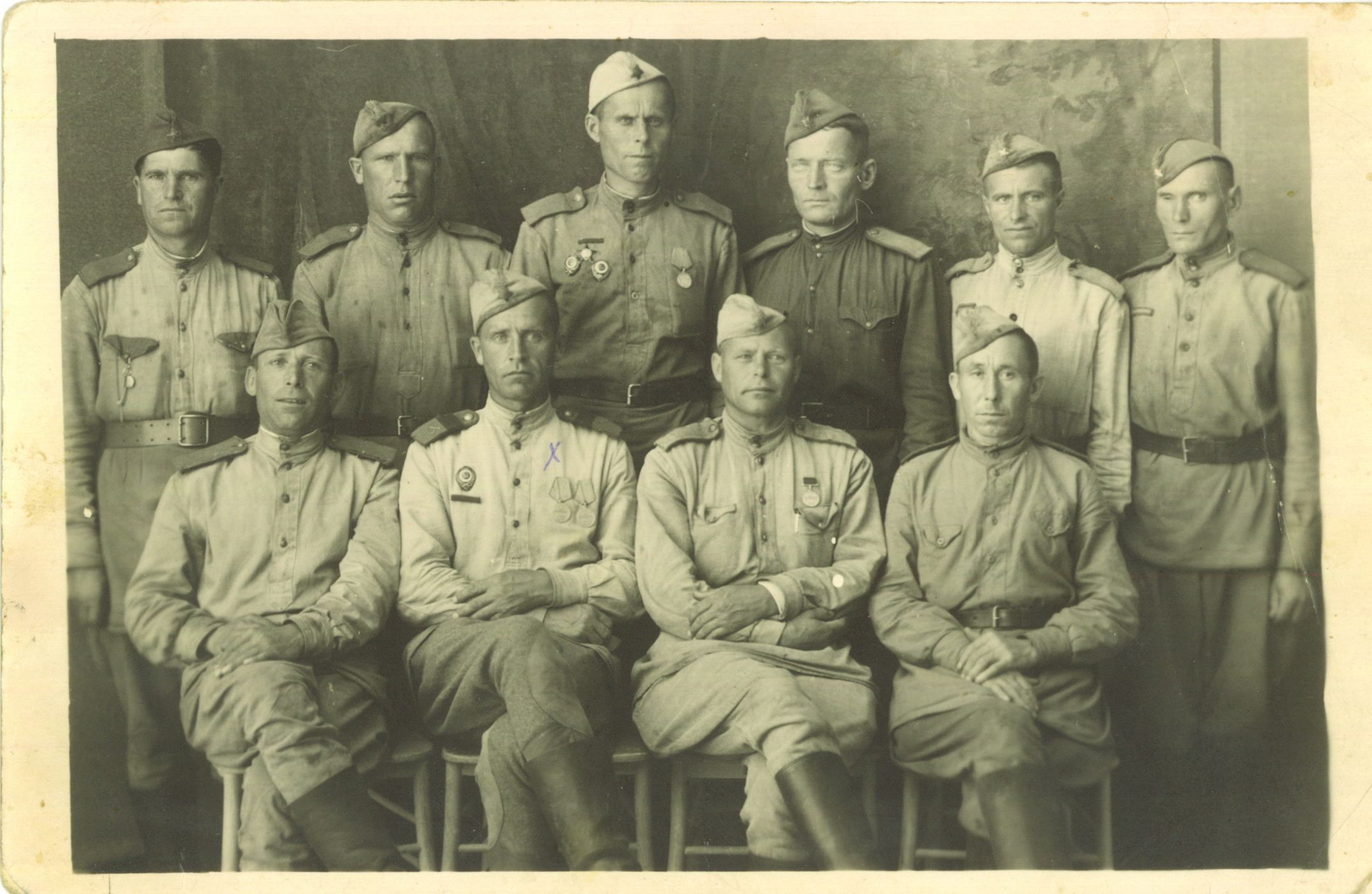Бабин А.Е. (сидит 2-й слева) с боевыми товарищами, 1945 г. (УДААС, ф. Р-750, оп.1ф, д. 2729)