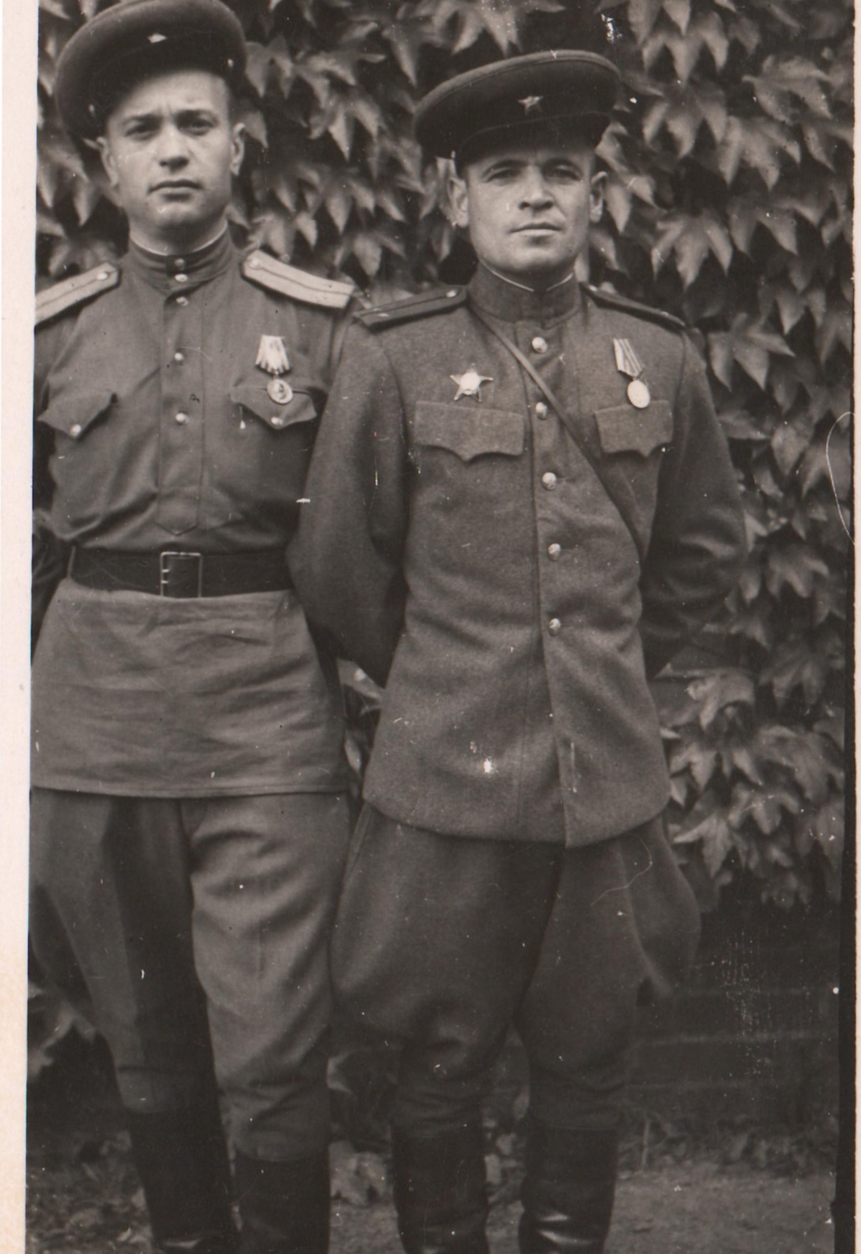 Пермитин А.Л. (справа), 08.1945, г.Дойч-Лисса, Герамния. Семейный архив дочери, Борисенко Г.А. г.Сарапул