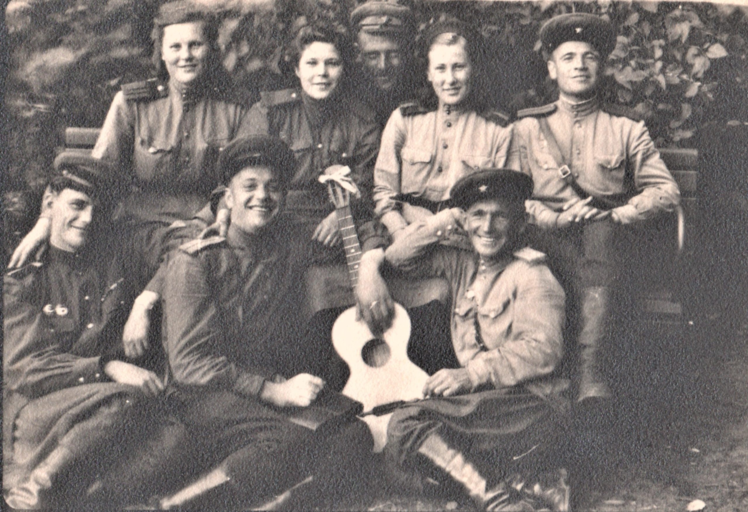 Пермитин А.Л. (крайний во 2-м ряду) с однополчанами.  Семейный архив дочери, Борисенко Г.А. г.Сарапул
