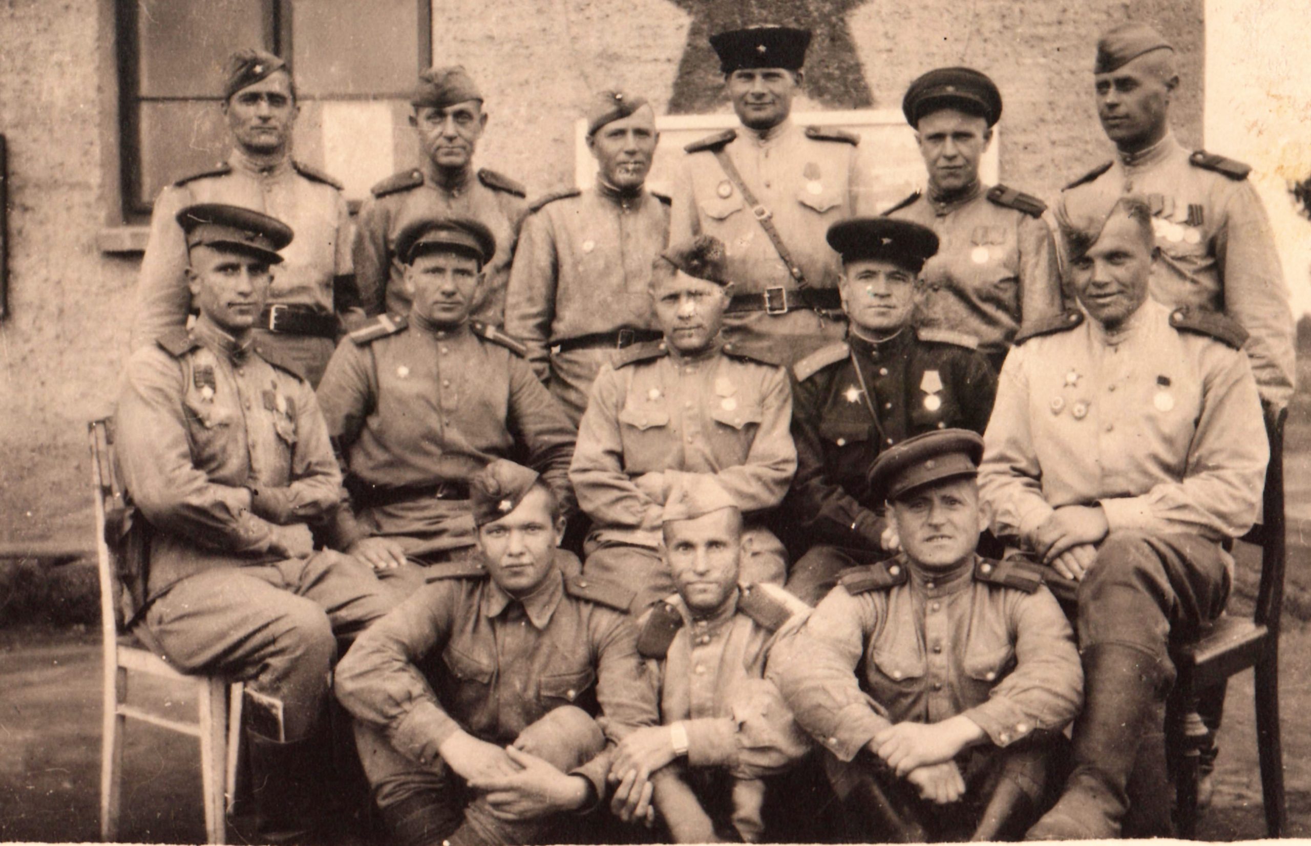 Пермитин А. Л. (2-й ряд, 2-й справа) с однополчанами.  Семейный архив дочери, Борисенко Г.А. г.Сарапул