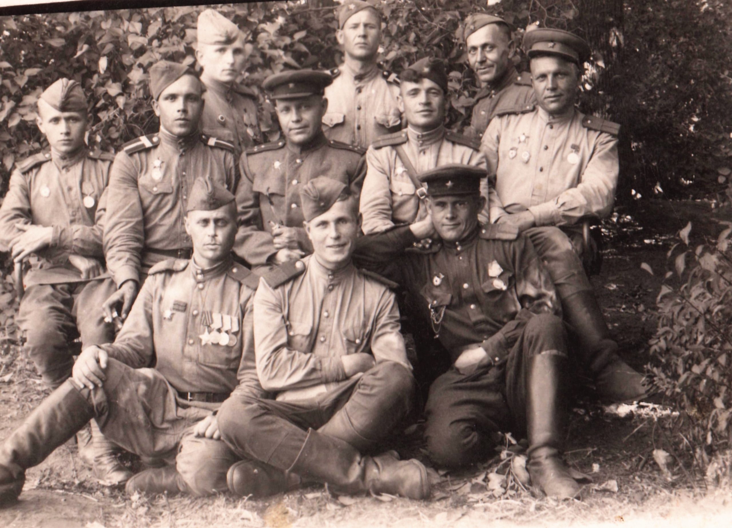 Пермитин А.Л. (2-й ряд, 2-й справа) с однополчанами.  Семейный архив дочери, Борисенко Г.А. г.Сарапул