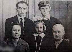 Коротков Г.В., его жена Нина Ивановна, сын Владимир, дочь Наталья, тёща Елена Васильевна Ножкина. УССР, г. Белая Церковь, 1967г.