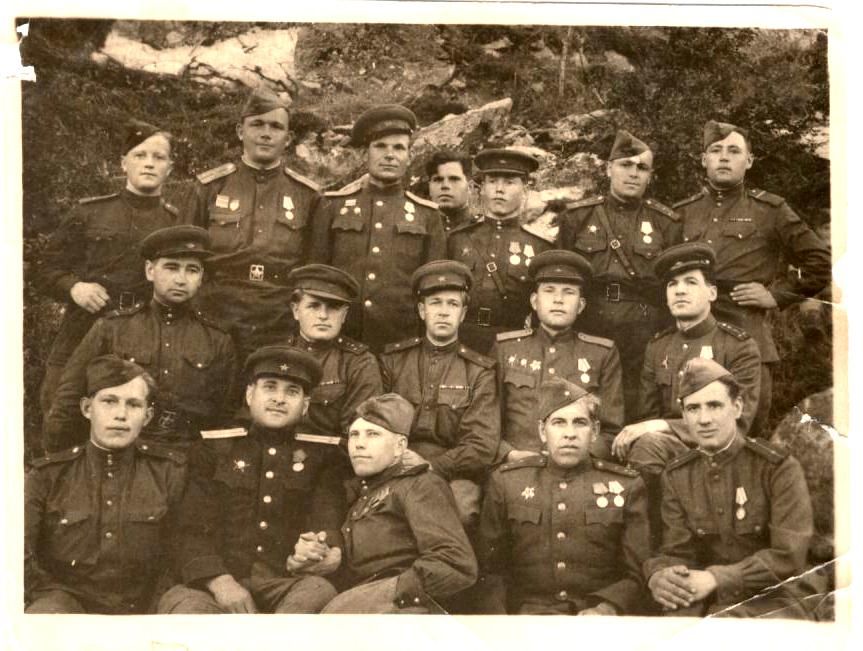 Дериглазов В.К. в третьем ряду второй справа. Электронный архив «Удмуртия для Победы»