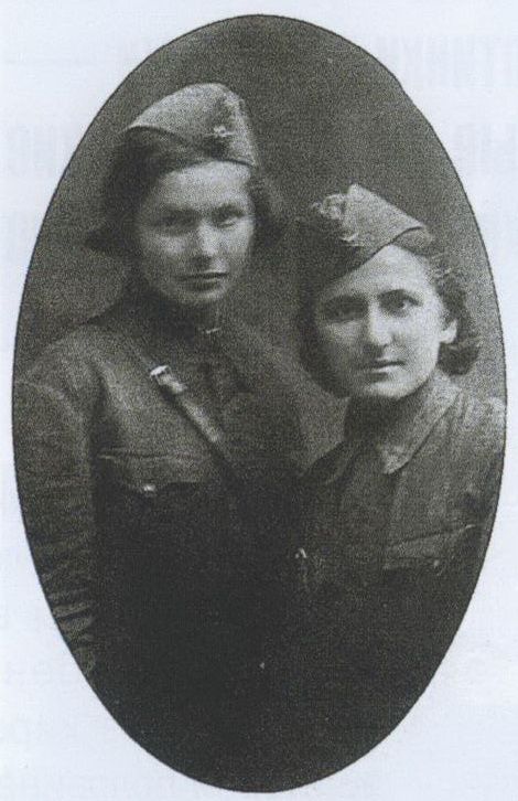 София Порсева (слева) и Галя Андреева на кусах радистов, 1941 г.