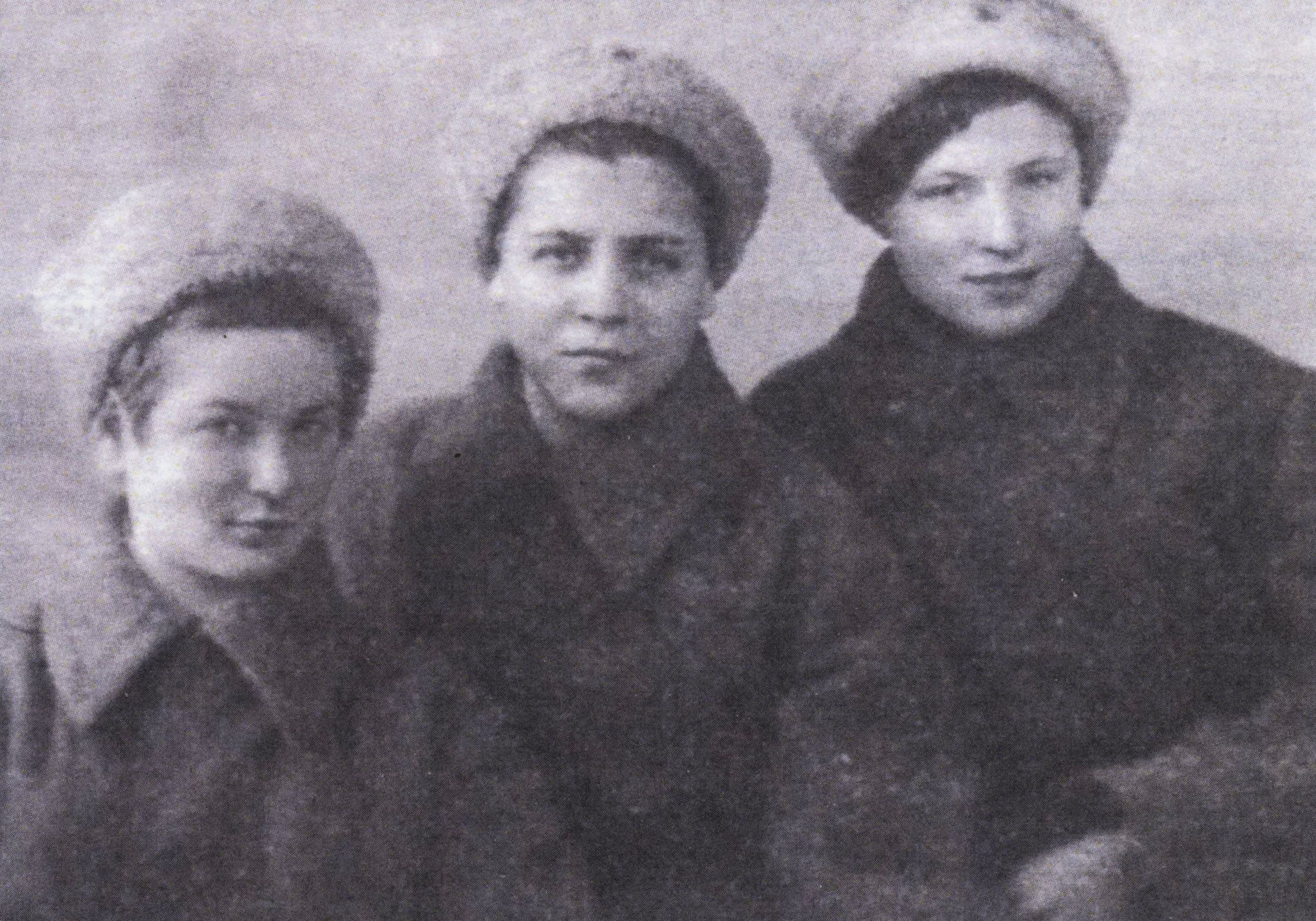 ержанты (слева направо) С. Порсева, М. Ледюкова, К. Тихонова, 1942 г.