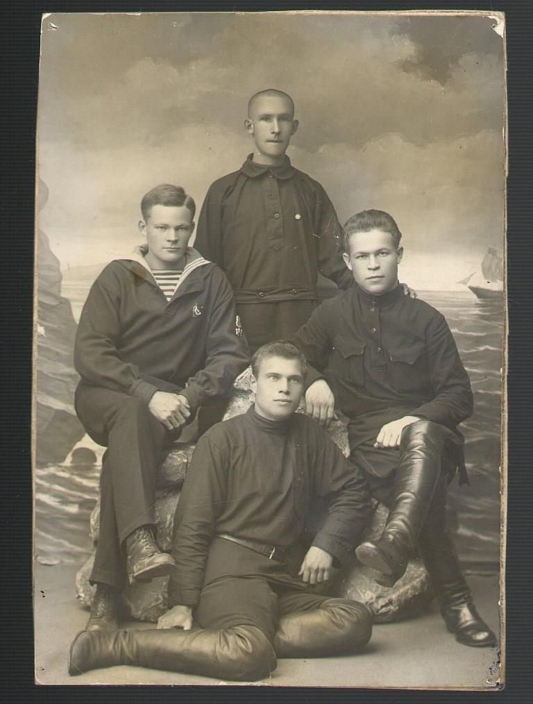 Седельников Ф.С. (сидит слева). Сарапульский музей-заповедник. Ф. КП-10607