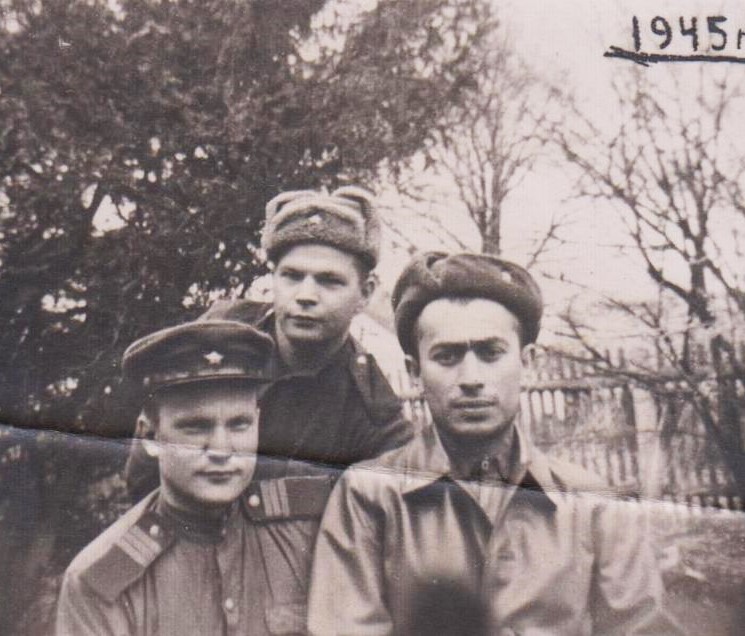 Тепляков М.П. с однополчанами (в центре)