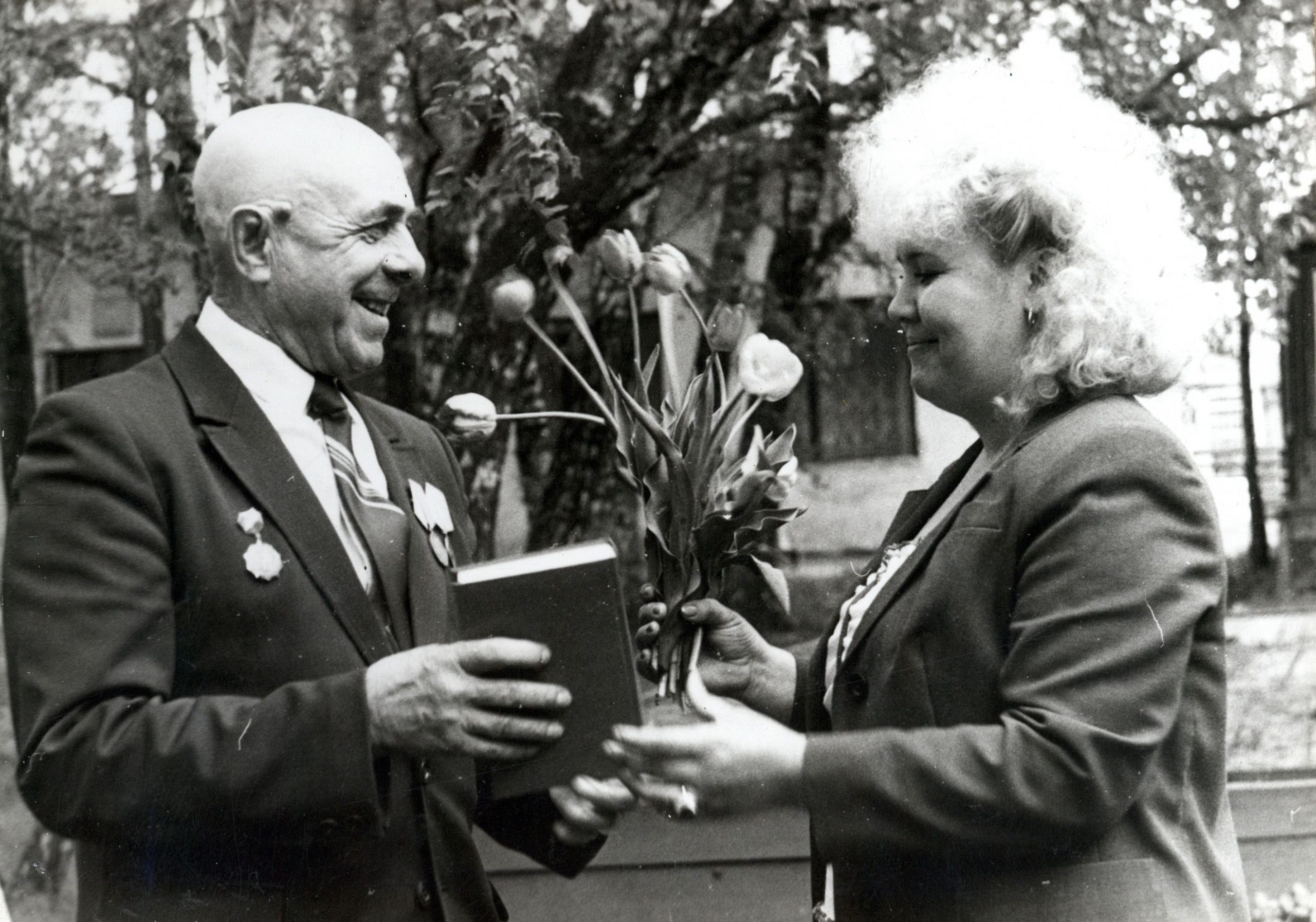 Вручение Л.М. Буларгину памятного подарка в честь 60-летия Сарапульской обувной фабрики, 1989 г. (УДААС, Ф. Р-750. Оп. 3ф. Д. 160. Л. 81