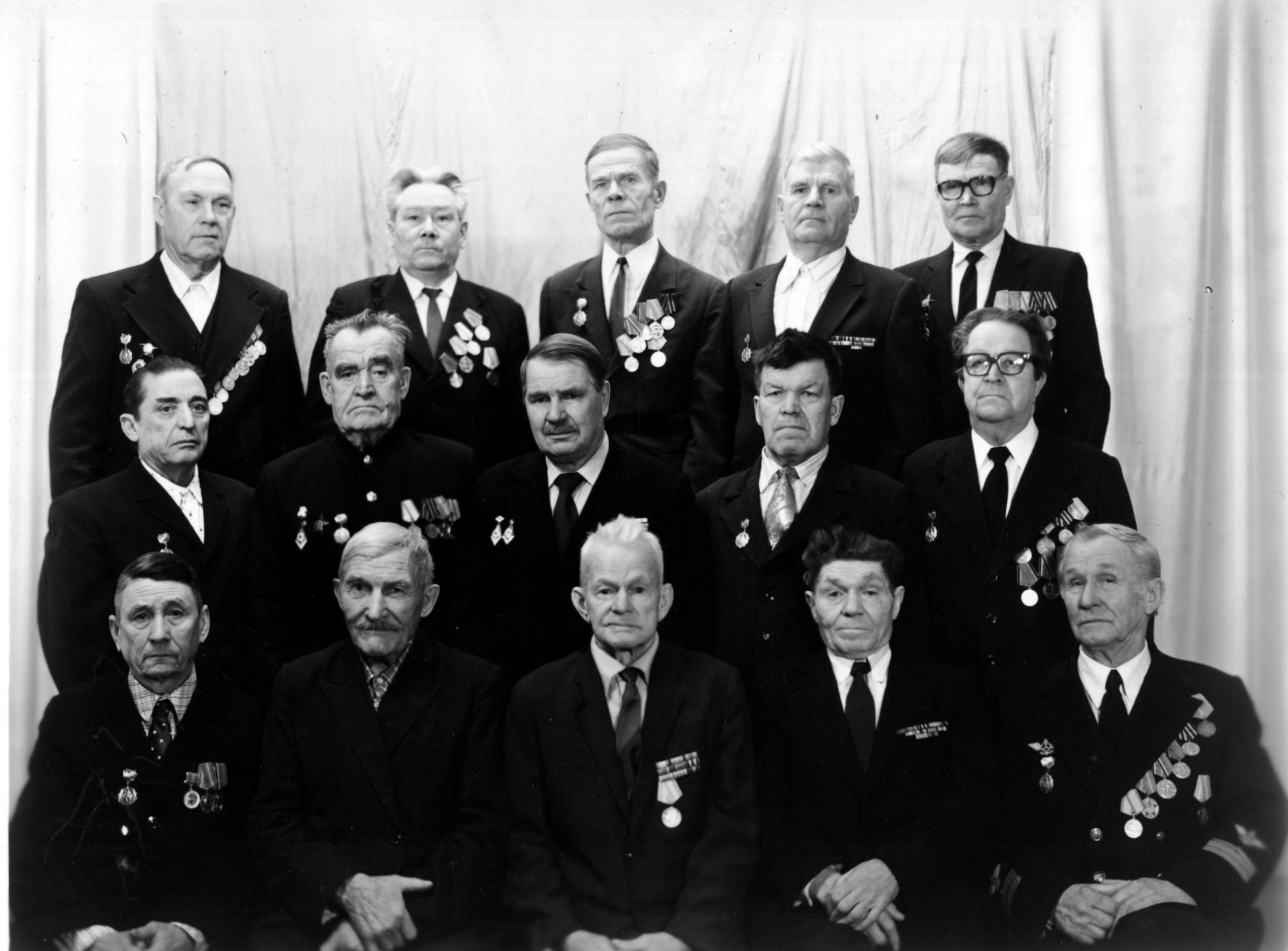 Ветераны Великой Отечественной войны и труда порта «Сарапул»,1985г. Горшенин Г. Г. в центре в среднем ряду (УДААС, Ф. Р-750. Оп. 1ф. Д. 2145)